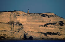 Phare de Pertusato niché sur la falaise. © Philip Plisson / Plisson La Trinité / AA04462 - Nos reportages photos - Corse