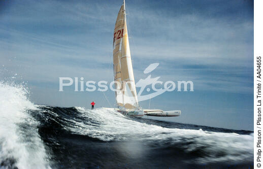 Philippe Poupon surfant sur une vague. - © Philip Plisson / Plisson La Trinité / AA04655 - Nos reportages photos - Personnalité