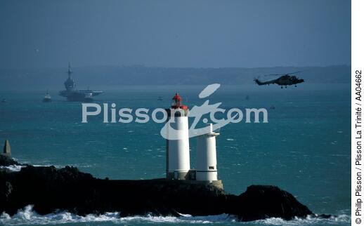 Porte avion et hélicoptère près du Phare du Petit Minou. - © Philip Plisson / Plisson La Trinité / AA04662 - Nos reportages photos - Marine nationale