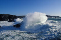 Eclat de vague sur une côte sauvage. © Guillaume Plisson / Plisson La Trinité / AA04674 - Nos reportages photos - Mer agitée