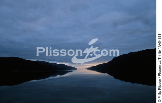 Reflet du Loch Ness. - © Philip Plisson / Plisson La Trinité / AA04681 - Photo Galleries - Backlit