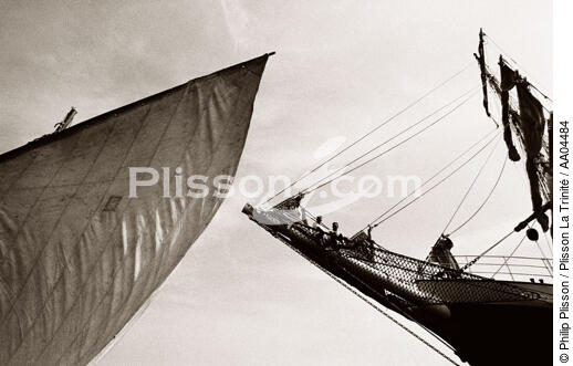 Le beaupré du Belem, suspendu entre ciel et mer, regarde passer le canot à misaine du bord. - © Philip Plisson / Plisson La Trinité / AA04484 - Photo Galleries - Elements of boat