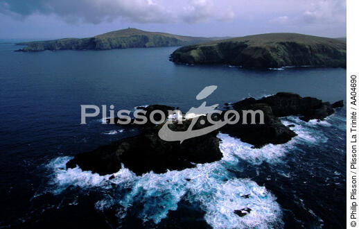 In Shetland, the Muckle Flugga lighthouse. - © Philip Plisson / Plisson La Trinité / AA04690 - Photo Galleries - Island [Scot]