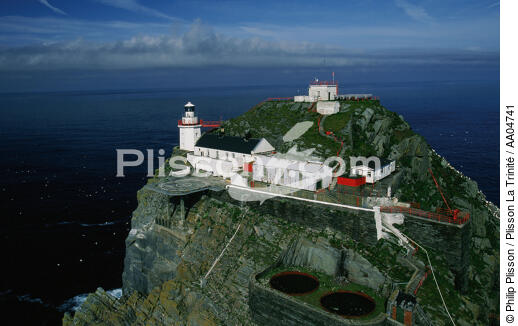 Le Bull Rock, phare irlandais. - © Philip Plisson / Plisson La Trinité / AA04741 - Nos reportages photos - Ciel bleu