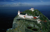 Le Bull Rock, phare irlandais. © Philip Plisson / Plisson La Trinité / AA04741 - Nos reportages photos - Ciel bleu