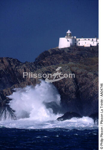 En Irlande, Eagle Island, phare. - © Philip Plisson / Plisson La Trinité / AA04746 - Nos reportages photos - Ciel bleu