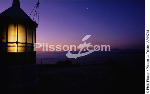 Le Dunree Fort, phare irlandais, la nuit. - © Philip Plisson / Plisson La Trinité / AA04748 - Nos reportages photos - Irlande, l'île verte