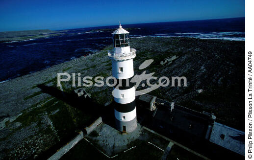 Eeragh, phare sur les Iles d'Aran. - © Philip Plisson / Plisson La Trinité / AA04749 - Nos reportages photos - Ciel bleu