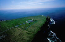 Vue aérienne du phare de Loop Head, en Irlande. © Philip Plisson / Plisson La Trinité / AA04757 - Nos reportages photos - Ciel bleu