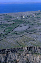 Vue aérienne de Inishmore. © Philip Plisson / Plisson La Trinité / AA04767 - Nos reportages photos - Ile [Irl]