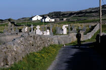 Cimetière sur Inishmore. © Philip Plisson / Plisson La Trinité / AA04769 - Nos reportages photos - Homme