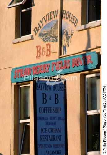 Enseigne d'un B & B sur Inishmore. - © Philip Plisson / Plisson La Trinité / AA04774 - Nos reportages photos - Site [Irl]