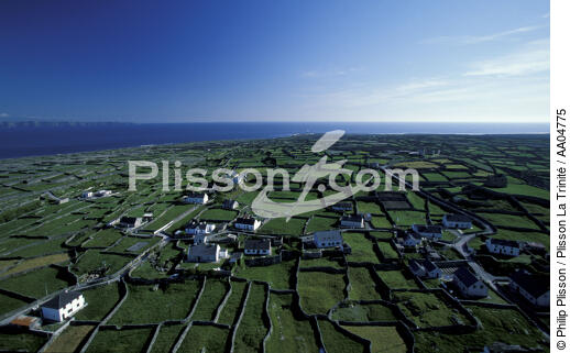 Vue aérienne de Inisheer. - © Philip Plisson / Plisson La Trinité / AA04775 - Nos reportages photos - Ile [Irl]