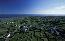 Vue aérienne de Inisheer. © Philip Plisson / Plisson La Trinité / AA04775 - Nos reportages photos - Irlande