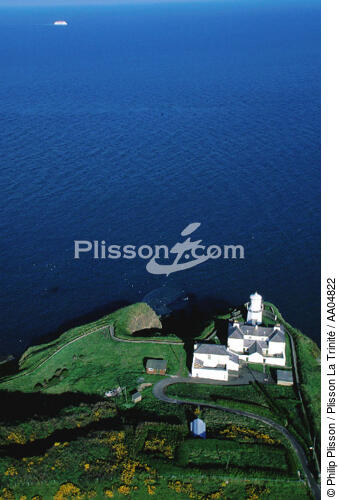 En Irlande, le phare de Black Head. - © Philip Plisson / Plisson La Trinité / AA04822 - Nos reportages photos - Activité maritime