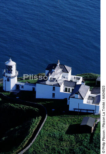 Sur la côte est irlandaise, le phare de Black Head. - © Philip Plisson / Plisson La Trinité / AA04823 - Nos reportages photos - Irlande