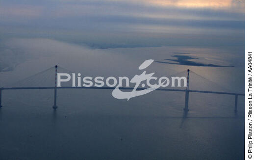 Le pont suspendu de Saint-Nazaire. - © Philip Plisson / Plisson La Trinité / AA04841 - Photo Galleries - Bridge