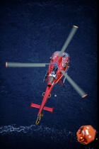 La sécurité civile en pleine manoeuvre. © Philip Plisson / Plisson La Trinité / AA04855 - Nos reportages photos - Hélicoptère