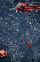 Hélitreuillage par la Sécurité Civile. © Philip Plisson / Plisson La Trinité / AA04856 - Photo Galleries - Inflatable life raft