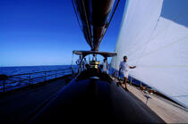 Les equipiers sur le pont. © Philip Plisson / Plisson La Trinité / AA04931 - Nos reportages photos - Les Grands voiliers