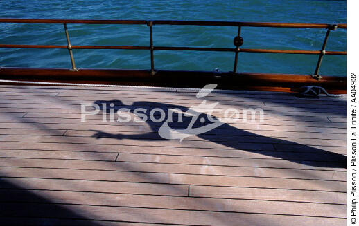 Ombre sur le pont. - © Philip Plisson / Plisson La Trinité / AA04932 - Photo Galleries - Elements of boat