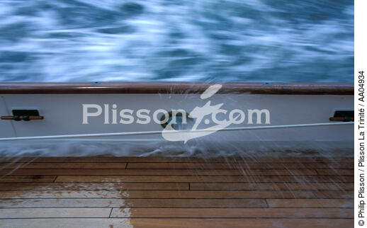 Vague sur le pont. - © Philip Plisson / Plisson La Trinité / AA04934 - Nos reportages photos - Grand voilier