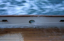 Vague sur le pont. © Philip Plisson / Plisson La Trinité / AA04934 - Nos reportages photos - Elément d'un bateau