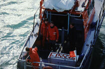 Bertrand de Broc après son sauvetage. © Philip Plisson / Plisson La Trinité / AA05044 - Photo Galleries - Lifeboat