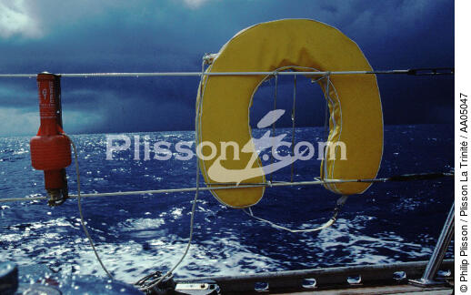 Boueé de sauvetage, indispensable sur toute embarquation. - © Philip Plisson / Plisson La Trinité / AA05047 - Nos reportages photos - Bouée de sauvetage