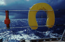 Boueé de sauvetage, indispensable sur toute embarquation. © Philip Plisson / Plisson La Trinité / AA05047 - Nos reportages photos - Sauvetage en mer