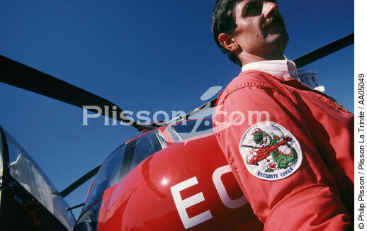 Pilote et hélicoptère de la sécurité civile. - © Philip Plisson / Plisson La Trinité / AA05049 - Nos reportages photos - Portrait