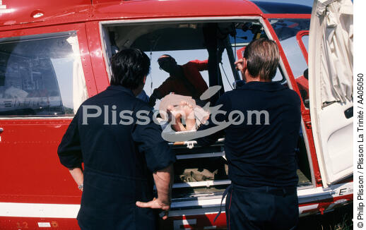Transport d'un blessé par la sécurité civile. - © Philip Plisson / Plisson La Trinité / AA05050 - Nos reportages photos - Activité terrestre