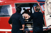 Transport d'un blessé par la sécurité civile. © Philip Plisson / Plisson La Trinité / AA05050 - Nos reportages photos - Hélicoptère
