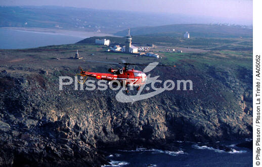 L'hélicopère de la sécurité civile devant le Cap Fréhel. - © Philip Plisson / Plisson La Trinité / AA05052 - Photo Galleries - Cape Fréhel