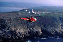 L'hélicopère de la sécurité civile devant le Cap Fréhel. © Philip Plisson / Plisson La Trinité / AA05052 - Nos reportages photos - Hélicoptère