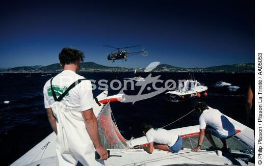 Catamaran en difficulté. - © Philip Plisson / Plisson La Trinité / AA05053 - Nos reportages photos - Activité terrestre