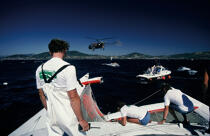 Catamaran en difficulté. © Philip Plisson / Plisson La Trinité / AA05053 - Nos reportages photos - Activité terrestre