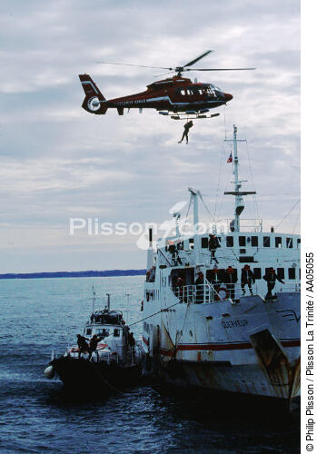 Hélitreuillage par la sécurité civile. - © Philip Plisson / Plisson La Trinité / AA05055 - Photo Galleries - Lifeboat