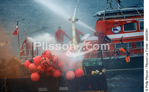 Incendie sur un chalutier. - © Philip Plisson / Plisson La Trinité / AA05061 - Nos reportages photos - Sauveteur en mer