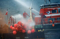 Incendie sur un chalutier. © Philip Plisson / Plisson La Trinité / AA05061 - Photo Galleries - Lifesaving at sea