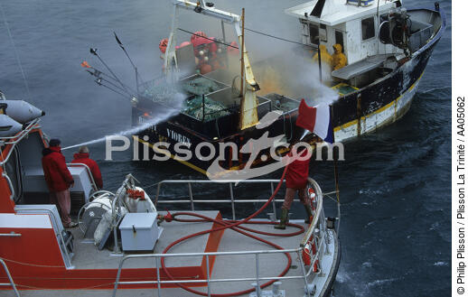 Intervention de la SNSM sur un chalutier. - © Philip Plisson / Plisson La Trinité / AA05062 - Photo Galleries - Lifeboat