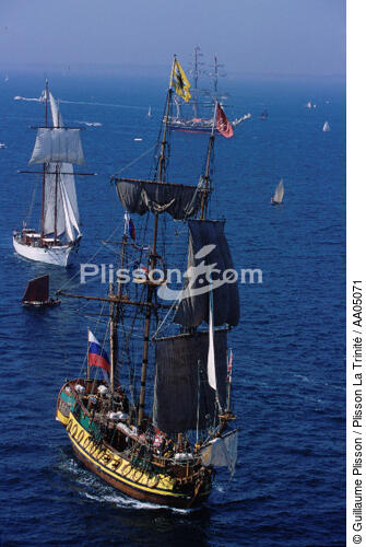 Rassemblement de bateaux dans la rade de Brest. - © Guillaume Plisson / Plisson La Trinité / AA05071 - Photo Galleries - Brest 2000