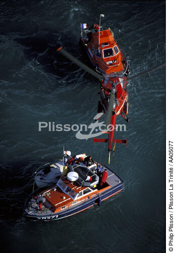 Sauvetage d'un canot à moteur. - © Philip Plisson / Plisson La Trinité / AA05077 - Photo Galleries - Air transport