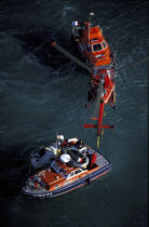 Sauvetage d'un canot à moteur. © Philip Plisson / Plisson La Trinité / AA05077 - Nos reportages photos - Activité terrestre