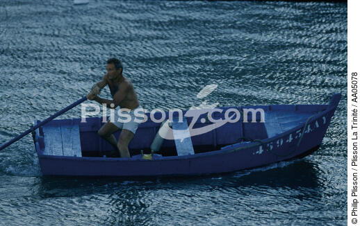 Eric Tabarly sculling - © Philip Plisson / Plisson La Trinité / AA05078 - Photo Galleries - Small boat