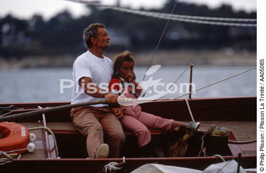 Tabarly et sa fille - © Philip Plisson / Plisson La Trinité / AA05085 - Photo Galleries - Pen-Duick