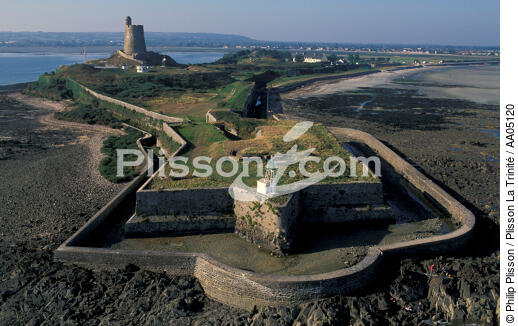 Le fort de la Hougue. - © Philip Plisson / Plisson La Trinité / AA05120 - Photo Galleries - Manche [The]