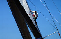 Equipier sur le mât. © Philip Plisson / Plisson La Trinité / AA05133 - Photo Galleries - Crew member
