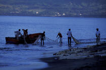 Pêcheur au petit matin. © Philip Plisson / Plisson La Trinité / AA05214 - Nos reportages photos - Filet de pêche