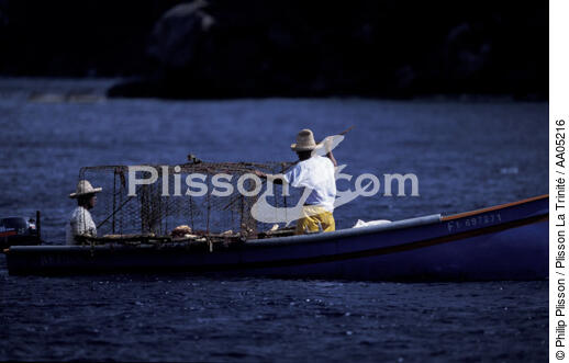 Pêcheurs relevant les casiers. - © Philip Plisson / Plisson La Trinité / AA05216 - Nos reportages photos - Métier